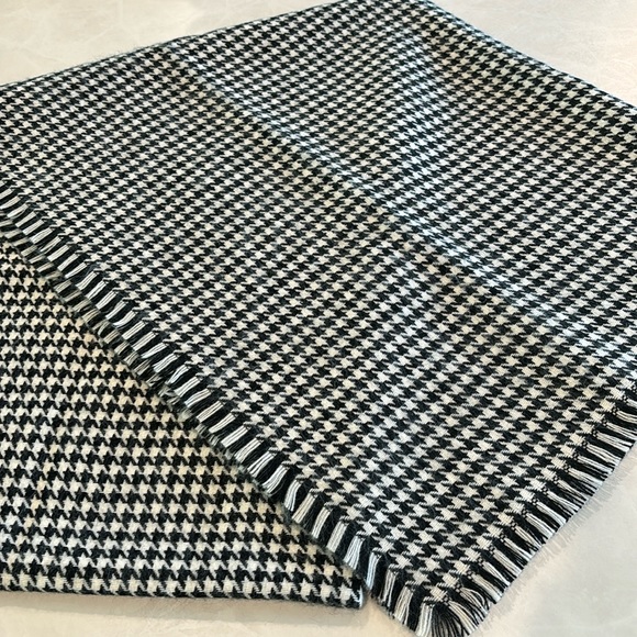 FRAAS Black White Acrylic Houndstooth Check Scarf 34” x 82” - Picture 1 of 5